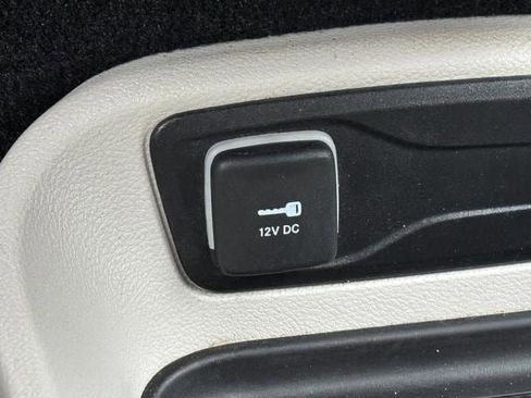Used 2023 Chrysler Pacifica Touring-L FWD image 24