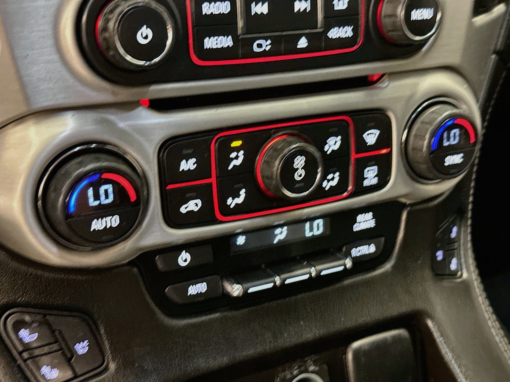 Used 2015 GMC Yukon SLT AWD/4WD image 24