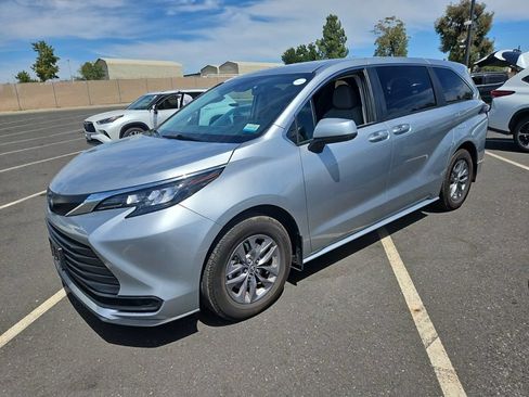 Used 2024 Toyota Sienna LE FWD image 1