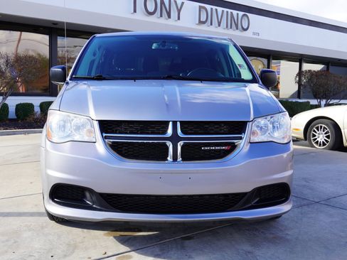 Used 2017 Dodge Grand Caravan SE w/ UConnect Hands-Free Group image 3