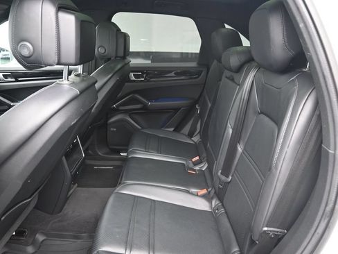 Used 2022 Porsche Cayenne AWD/4WD image 28