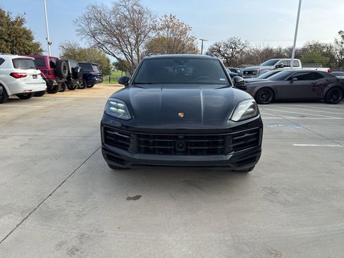 Used 2024 Porsche Cayenne image 2