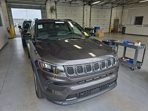 Used 2024 Jeep Compass Latitude w/ Convenience Group AWD/4WD image 1