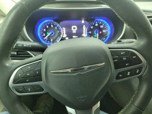 Used 2023 Chrysler Pacifica Touring-L image 26