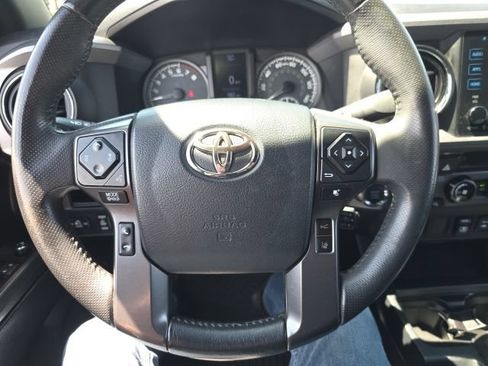 Used 2018 Toyota Tacoma TRD Sport AWD/4WD image 17