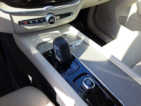 Used 2024 Volvo XC60 T8 Plus image 22