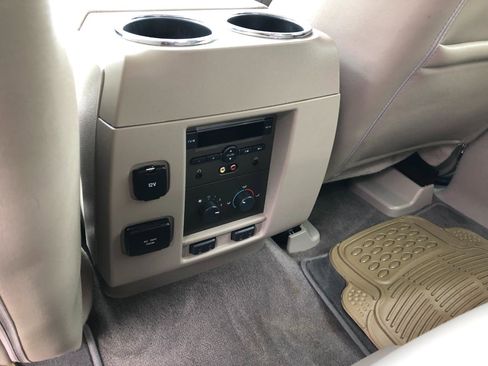 Used 2011 Lincoln Navigator 4WD image 33
