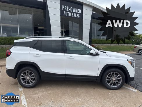 Used 2024 GMC Terrain SLT image 2