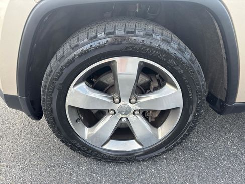 Used 2014 Jeep Grand Cherokee Limited w/ Luxury Group II image 25