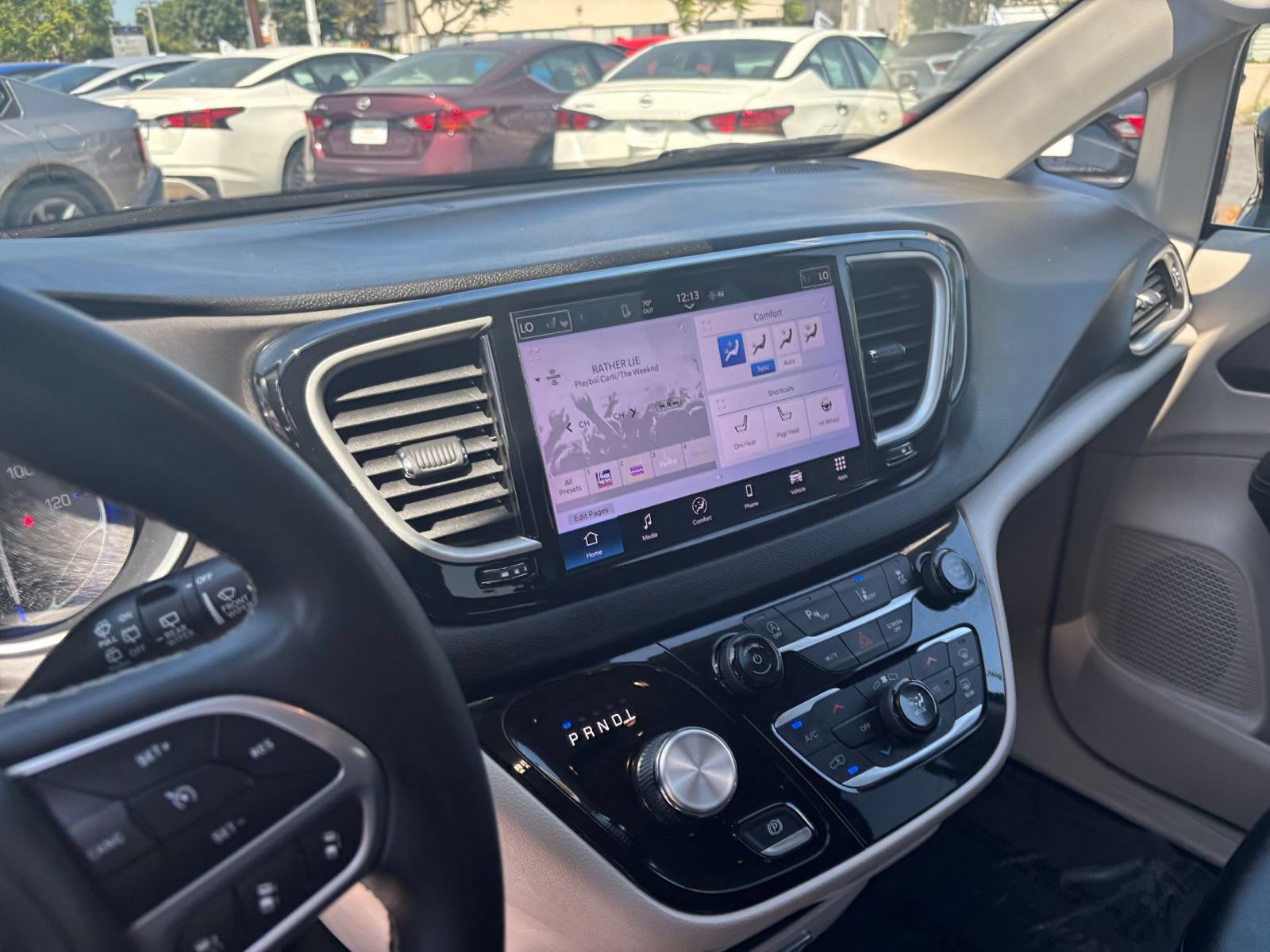 Used 2024 Chrysler Pacifica Touring-L FWD image 19