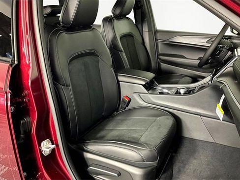 New 2025 Jeep Grand Cherokee Laredo image 12