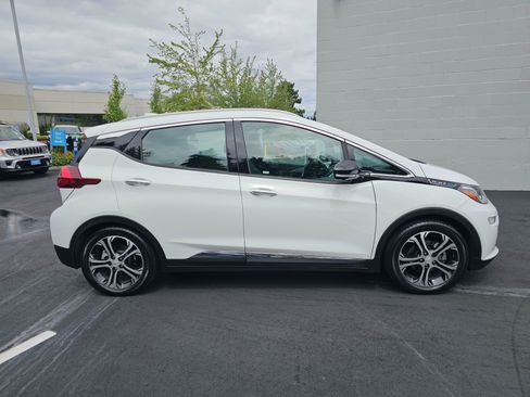Used 2019 Chevrolet Bolt Premier w/ Infotainment Package FWD image 8