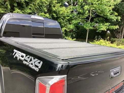 Used 2020 Toyota Tacoma TRD Off-Road w/ TRD Premium Off Road Package AWD/4WD image 20
