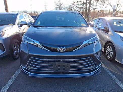 Certified 2025 Toyota Sienna Platinum image 3