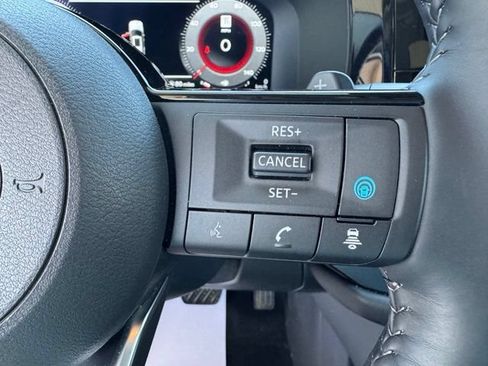 Used 2024 Nissan Pathfinder Platinum AWD/4WD image 17