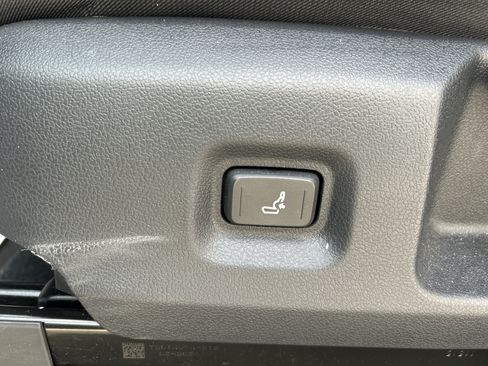 Certified 2025 Toyota Tacoma SR5 AWD/4WD image 14