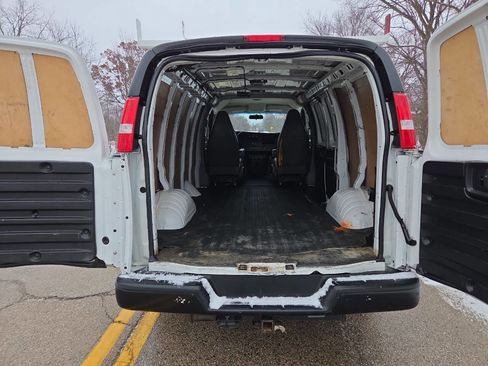 Used 2019 Chevrolet Express 3500 w/ Driver Convenience Package RWD image 10