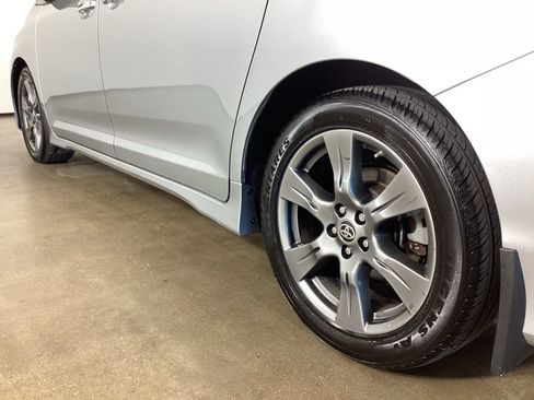 Used 2020 Toyota Sienna SE FWD image 16