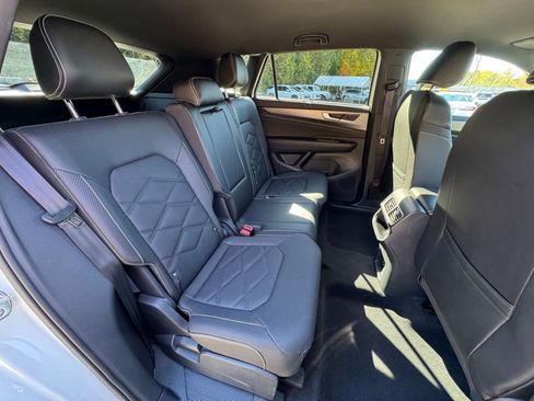 Used 2025 Volkswagen Atlas Cross Sport SE image 34