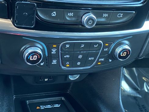 Used 2022 Chevrolet Traverse LT image 22