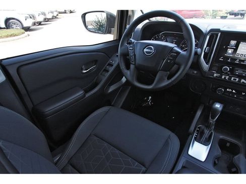 Used 2025 Nissan Frontier SV w/ SV Convenience Package RWD image 9