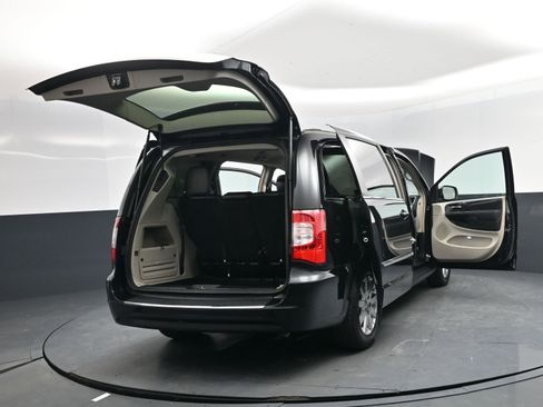 Used 2015 Chrysler Town & Country Touring image 19