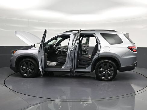Used 2025 Honda Pilot Sport image 38
