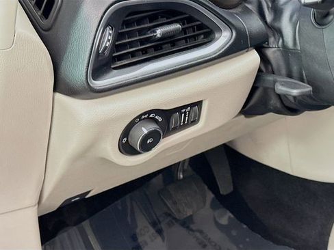 Used 2019 Chrysler Pacifica Touring-L Plus w/ Tire & Wheel Group image 12