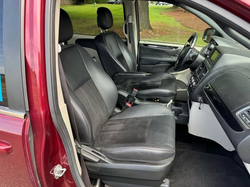 Used 2017 Dodge Grand Caravan SXT FWD image 14