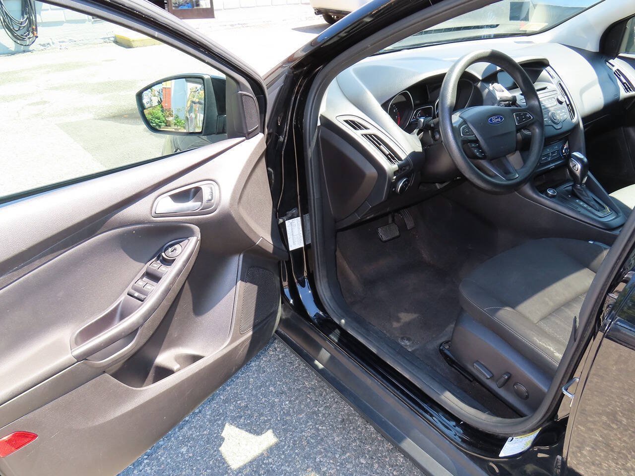 Used 2016 Ford Focus SE w/ SE Power Seat Package FWD image 16