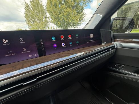 Used 2025 Cadillac Escalade Sport Platinum w/ LPO, Floor Liner Package AWD/4WD image 29