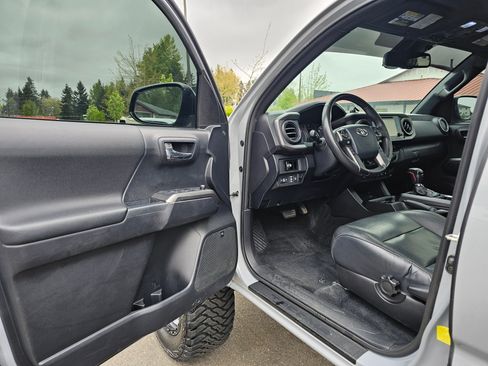 Used 2018 Toyota Tacoma TRD Off-Road AWD/4WD image 29