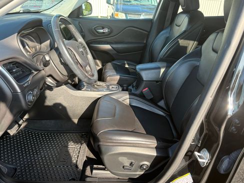 Used 2020 Jeep Cherokee Latitude Plus w/ Cold Weather Group AWD/4WD image 19