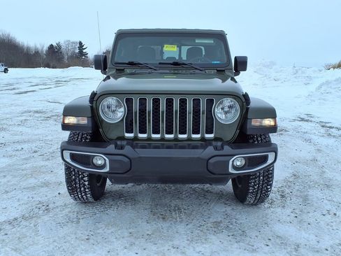 Used 2023 Jeep Gladiator Overland w/ Cold Weather Group image 17