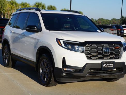 Used 2024 Honda Passport TrailSport image 3