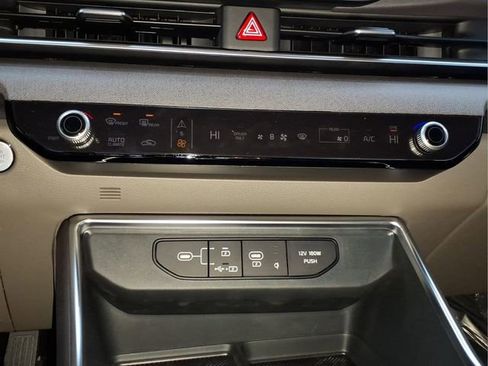 Used 2025 Kia Carnival EX FWD image 18