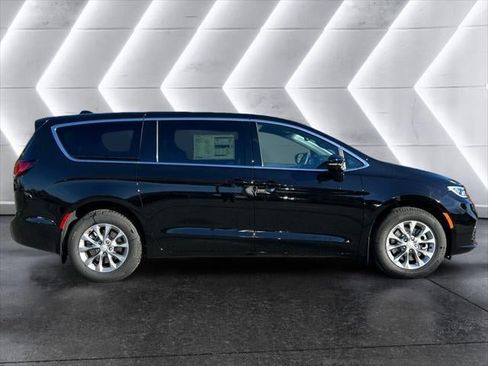 New 2026 Chrysler Pacifica Select image 23