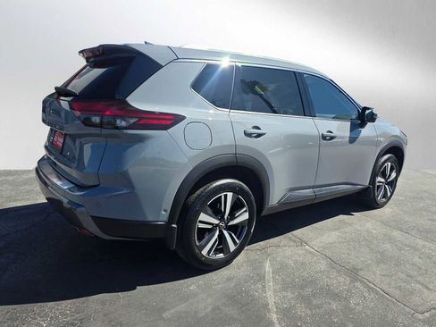 Used 2024 Nissan Rogue SL FWD image 3