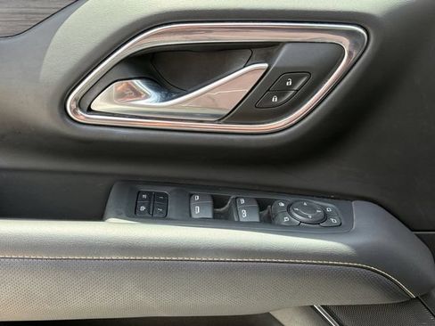 Used 2023 GMC Yukon SLT w/ SLT Premium Package AWD/4WD image 4
