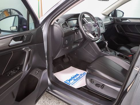 Used 2023 Volkswagen Tiguan SE FWD image 3
