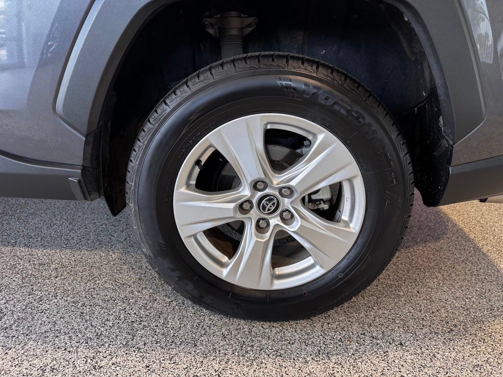 Certified 2021 Toyota RAV4 XLE w/ Convenience Package AWD/4WD image 17