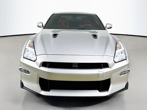 Used 2024 Nissan GT-R Premium w/ Premium Interior Package AWD/4WD image 2