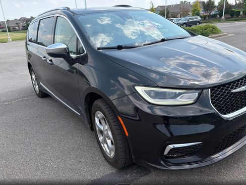 Used 2021 Chrysler Pacifica Limited AWD/4WD image 3