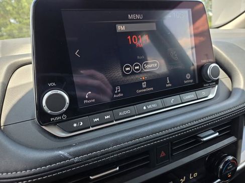 Used 2025 Nissan Rogue SV FWD image 9
