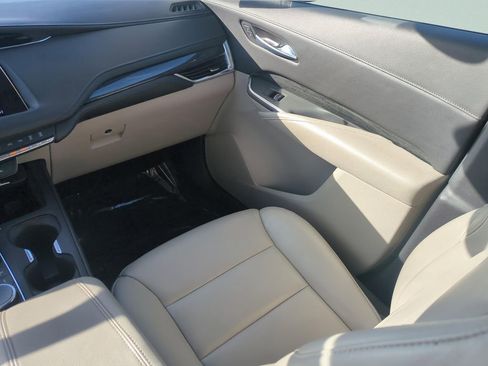 Used 2023 Cadillac XT4 Premium Luxury image 9