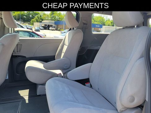 Used 2019 Toyota Sienna L w/ Carpet Mat Package FWD image 7