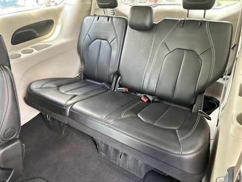 Used 2024 Chrysler Pacifica Touring-L FWD image 24