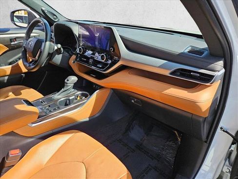 Used 2023 Toyota Highlander Platinum image 22