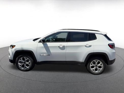 Used 2025 Jeep Compass Latitude AWD/4WD image 9
