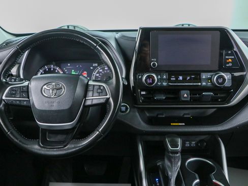 Used 2023 Toyota Highlander XLE AWD/4WD image 18